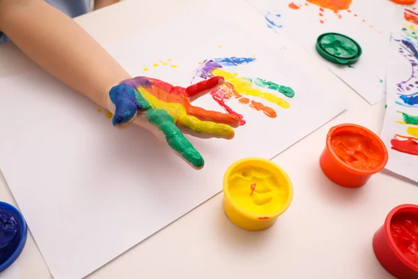 Criança Fazendo Impressão Manual Papel Com Palma Pintada Mesa Branca — Fotografia de Stock