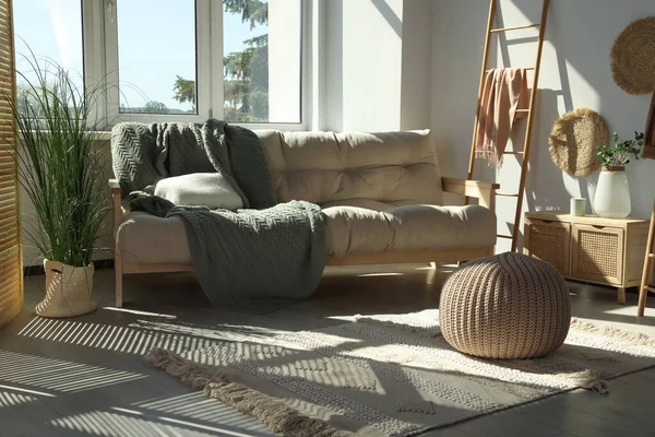 Belle Chambre Avec Grande Fenêtre Mobilier Intérieur Élégant — Photo