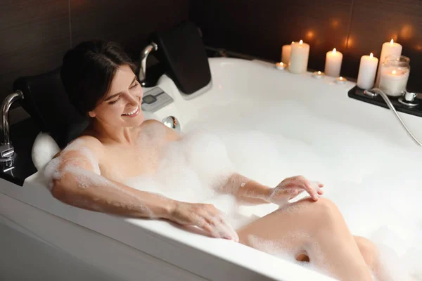 Feliz Hermosa Mujer Tomando Baño Burbujas Ambiente Romántico —  Fotos de Stock