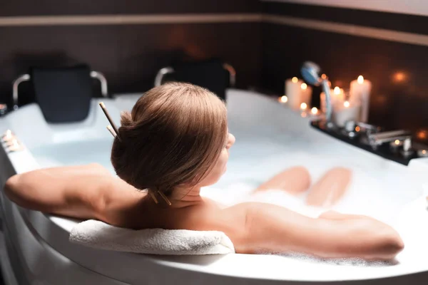 Hermosa Mujer Tomando Baño Burbujas Interior Vista Trasera Ambiente Romántico —  Fotos de Stock