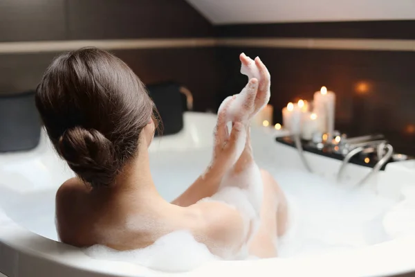 Mujer Joven Tomando Baño Burbujas Vista Trasera Ambiente Romántico —  Fotos de Stock