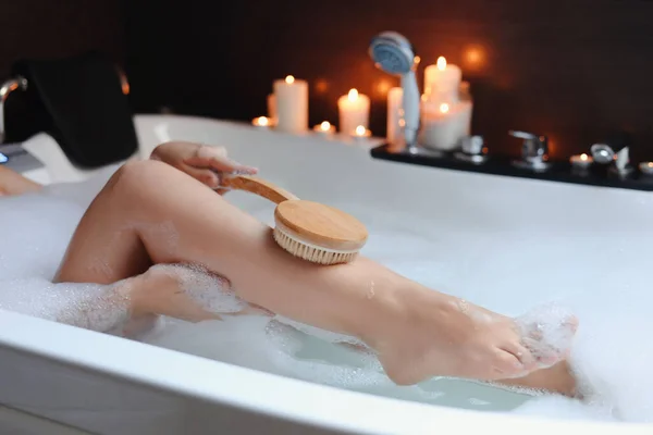 Mulher Esfregando Perna Com Escova Enquanto Toma Banho Bolhas Close — Fotografia de Stock