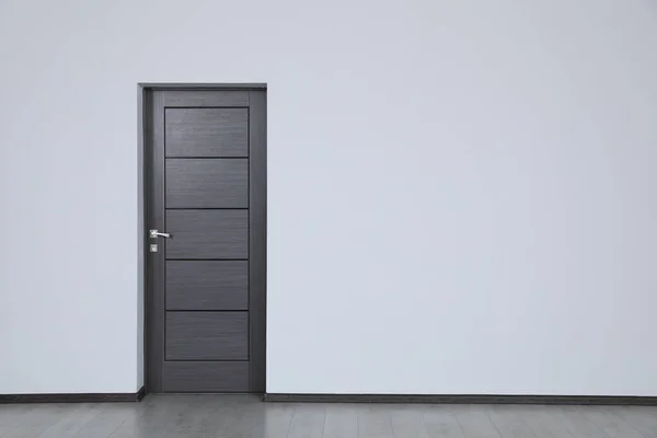 空のオフィスで暗い木製のドア テキストのためのスペース インテリアデザイン — ストック写真