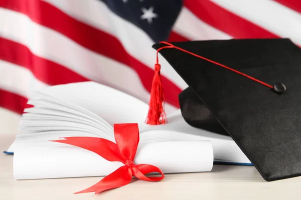 Sombrero Graduación Negro Diploma Libro Sobre Mesa Madera Blanca Contra — Foto de Stock