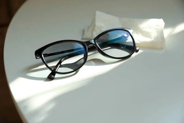 Stilvolle Schwarze Brille Und Tuch Auf Weißem Tisch Raum Für — Stockfoto
