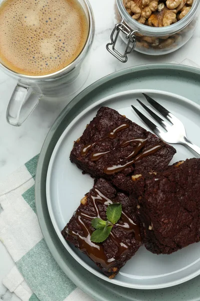 Вкусные Шоколадные Брауни Орехами Карамельный Соус Кофе Белом Мраморном Столе — стоковое фото