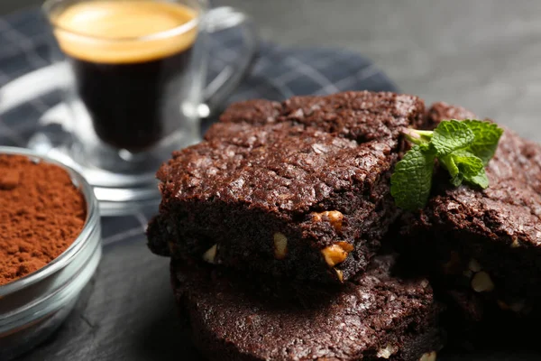 Deliciosos Brownies Chocolate Con Nueces Menta Fresca Mesa Primer Plano — Foto de Stock