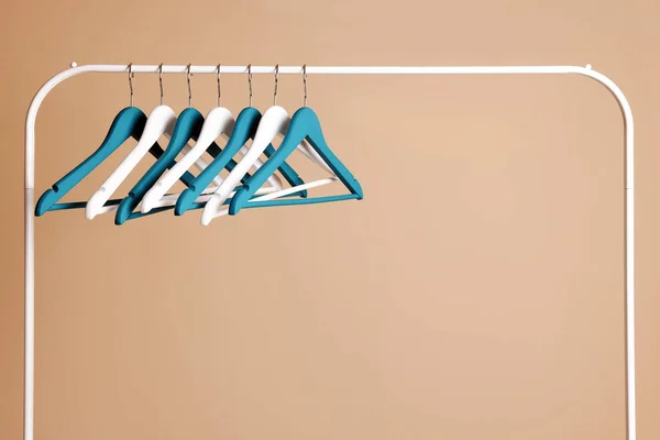 Kleding Hangers Metalen Rek Tegen Beige Achtergrond — Stockfoto
