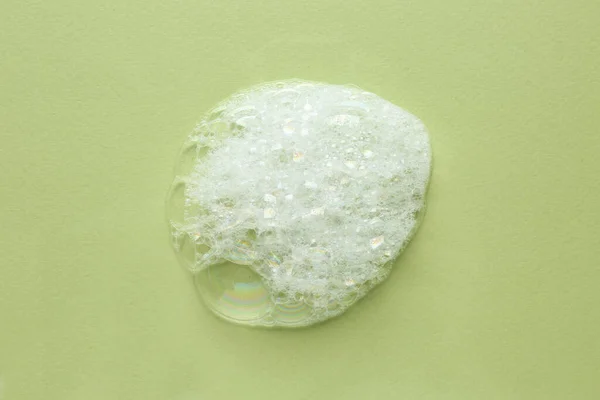 薄緑色の背景に泡のドロップ トップビュー — ストック写真