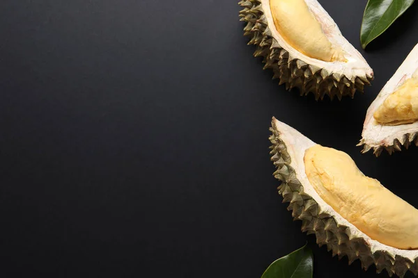 Kawałki Świeżego Dojrzałego Duriana Liście Czarnym Tle Płaski Leżak Miejsce — Zdjęcie stockowe