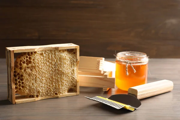 木製のテーブルの上にハニカムと養蜂機器との組成 — ストック写真