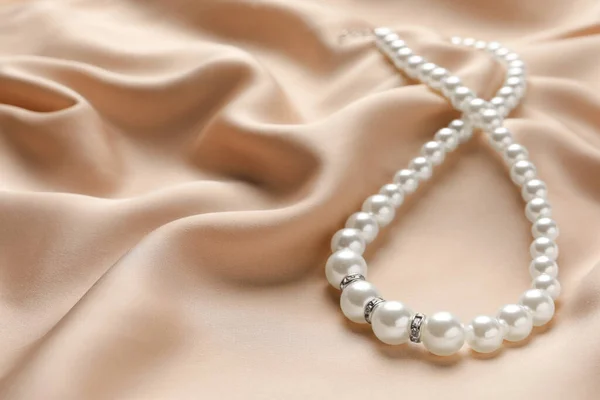 Elegante Collana Con Perle Seta Beige Primo Piano Spazio Testo — Foto Stock