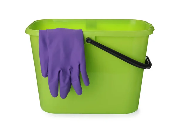 Zielone Wiadro Rękawiczkami Czyszczenia Izolowane Biało — Zdjęcie stockowe
