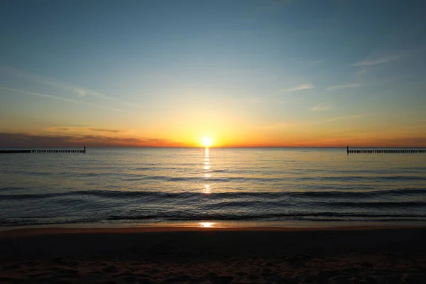 Malowniczy Widok Piaszczystą Plażę Morze Zachodzie Słońca — Zdjęcie stockowe