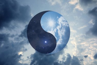 Bulutlu gökyüzüne karşı Ying Yang sembolü. Feng Shui felsefesi
