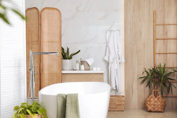 Moderna Bañera Blanca Hermosas Plantas Interior Verdes Baño Diseño Interiores — Foto de Stock