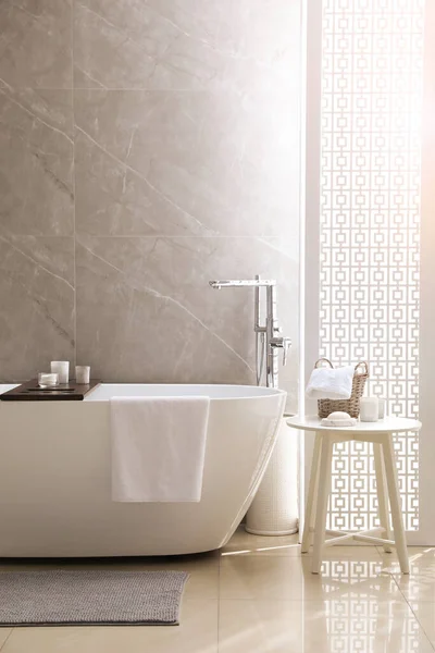 Moderna Bañera Blanca Mesa Con Artículos Tocador Baño Diseño Interiores — Foto de Stock
