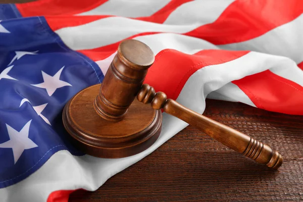 Martelo Juiz Bandeira Americana Mesa Madeira — Fotografia de Stock