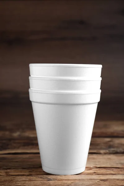 Cupe Spumă Albă Stivuite Masă Lemn — Fotografie, imagine de stoc