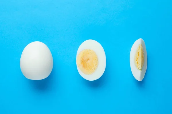 Verse Hardgekookte Eieren Lichtblauwe Ondergrond Plat Gelegd — Stockfoto