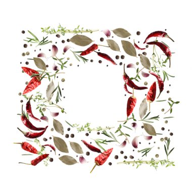 Beyaz arka planda uçuşan birçok farklı baharat