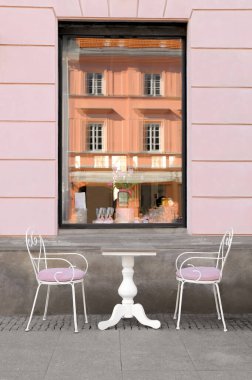 POLAND - 22 Mart 2022: açık teraslı modern kafenin güzel manzarası