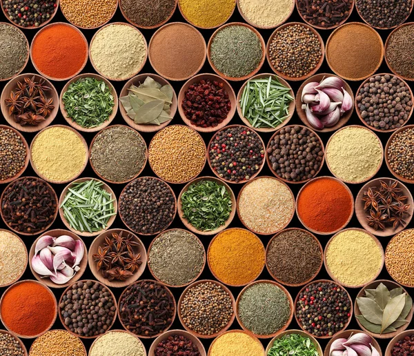 Különböző Aromás Fűszerek Fűszernövények Gyűjteménye Fekete Alapon Lapos Tojásrakás — Stock Fotó