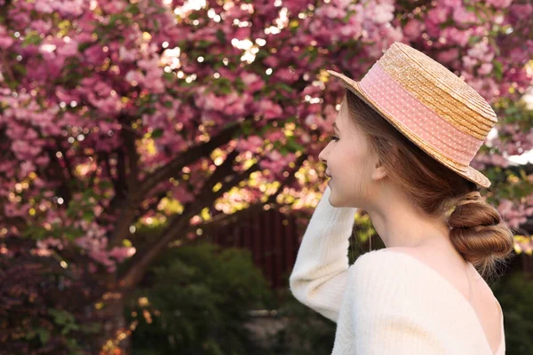 Hermosa Adolescente Con Sombrero Cerca Del Árbol Flor Primavera —  Fotos de Stock