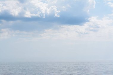 Bulutlu bir günde güzel deniz manzarası