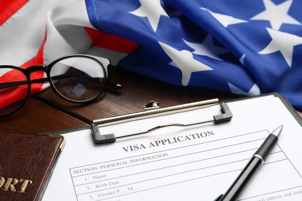 Blankett För Viseringsansökan För Invandring Pass Och Amerikansk Flagga Träbord — Stockfoto