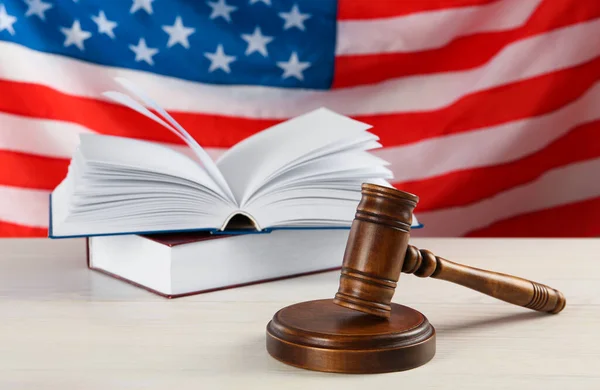 Martelo Juiz Livros Sobre Mesa Madeira Branca Contra Bandeira Americana — Fotografia de Stock