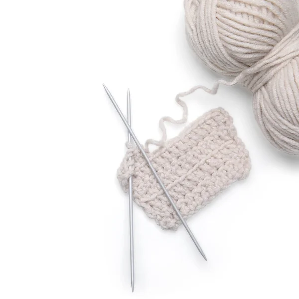 白い背景に柔らかい毛糸 編み物 金属針 トップビュー — ストック写真