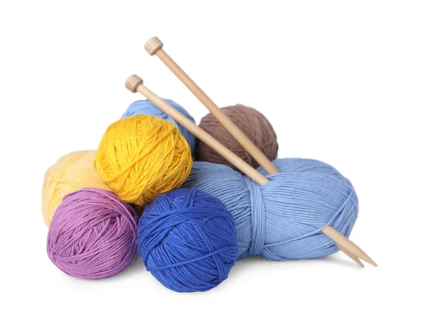 白地に柔らかい毛糸と編み物の針 — ストック写真