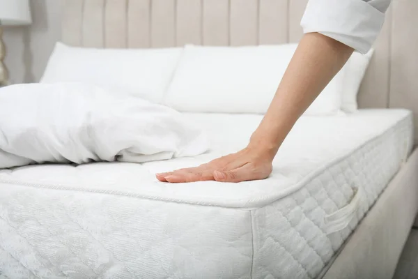 Γυναίκα Αγγίζει Μαλακό Λευκό Στρώμα Στο Κρεβάτι Εσωτερικούς Χώρους Closeup — Φωτογραφία Αρχείου