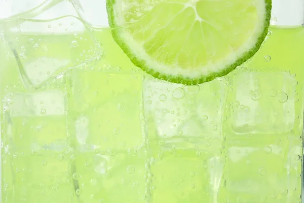 Closeup View Cold Refreshing Drink Ice Lime Slice Glass — Stock Photo, Image