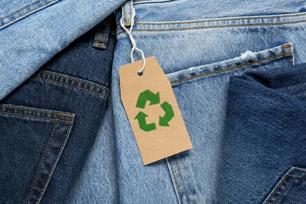 Jeans Diferentes Com Etiqueta Reciclagem Como Fundo Vista Superior — Fotografia de Stock