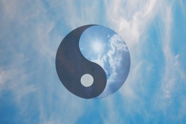 Mavi gökyüzüne karşı Ying Yang sembolü. Feng Shui felsefesi