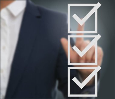 Sanal ekranda işaretli kutucuklara bakan adam, yakın plan