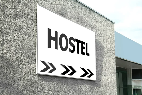 Hostel Uithangbord Met Pijlen Gevel Buiten — Stockfoto