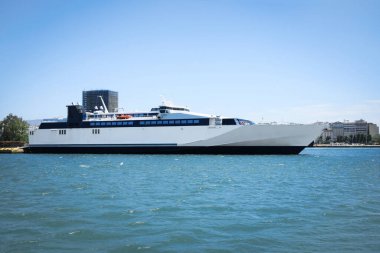 Güneşli bir günde deniz limanında modern feribot