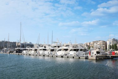 Güneşli bir günde modern teknelerle liman manzarası