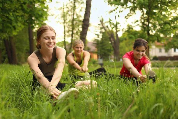 Nők Tizenéves Lány Csinál Reggeli Testmozgás Zöld Parkban — Stock Fotó