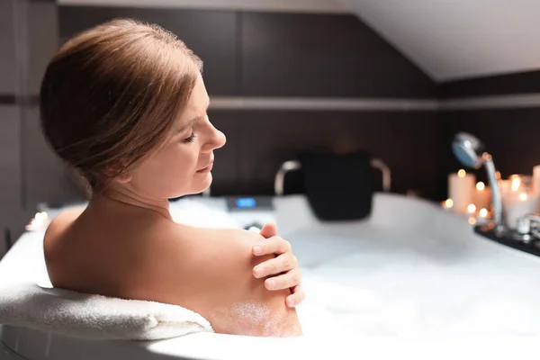 Hermosa Mujer Tomando Baño Burbujas Interior Ambiente Romántico —  Fotos de Stock