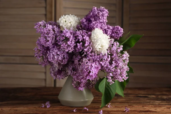 Όμορφα Πασχαλινά Λουλούδια Βάζο Ξύλινο Τραπέζι — Φωτογραφία Αρχείου