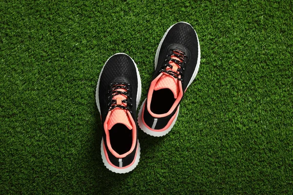 Par Zapatos Deportivos Con Estilo Hierba Verde Puesta Plana — Foto de Stock