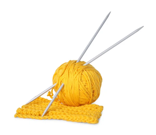 白い背景に柔らかい黄色の毛糸 編み物や金属針 — ストック写真