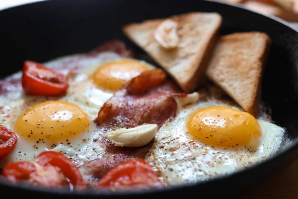 Läckra Stekta Ägg Med Bacon Och Tomater Pan Närbild — Stockfoto