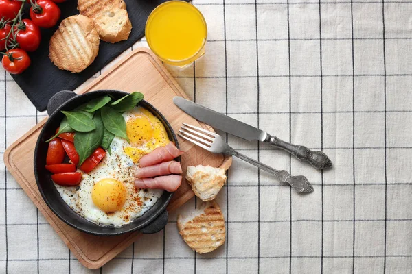 Köstliche Spiegeleier Mit Spinat Tomaten Und Schinken Auf Dem Tisch — Stockfoto