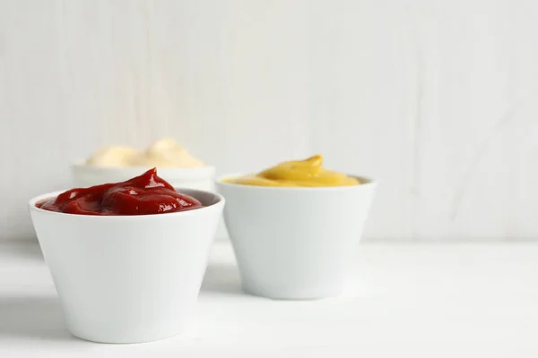 Ketchup Moutarde Mayonnaise Dans Des Bols Sur Table Blanche Espace — Photo