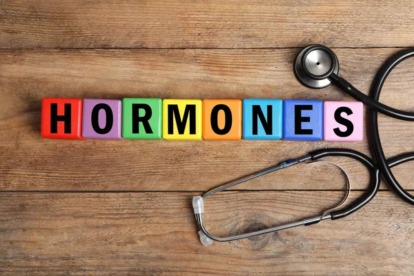Word Hormonit Valmistettu Värikkäitä Kuutioita Kirjaimia Stetoskooppi Puinen Tausta Tasainen — kuvapankkivalokuva